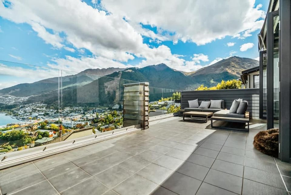 Lake Panorama Villa House in Queenstown