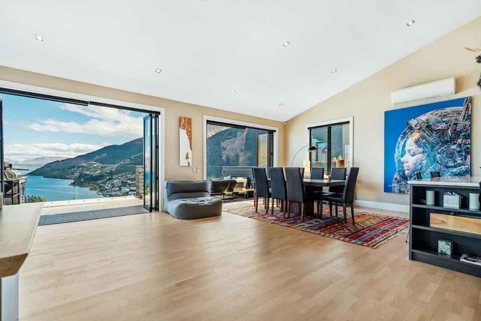 Lake Panorama Villa House in Queenstown