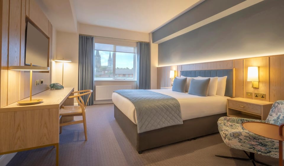 Bed, TV and multimedia, Photo of the whole room, Seating area, Bedroom