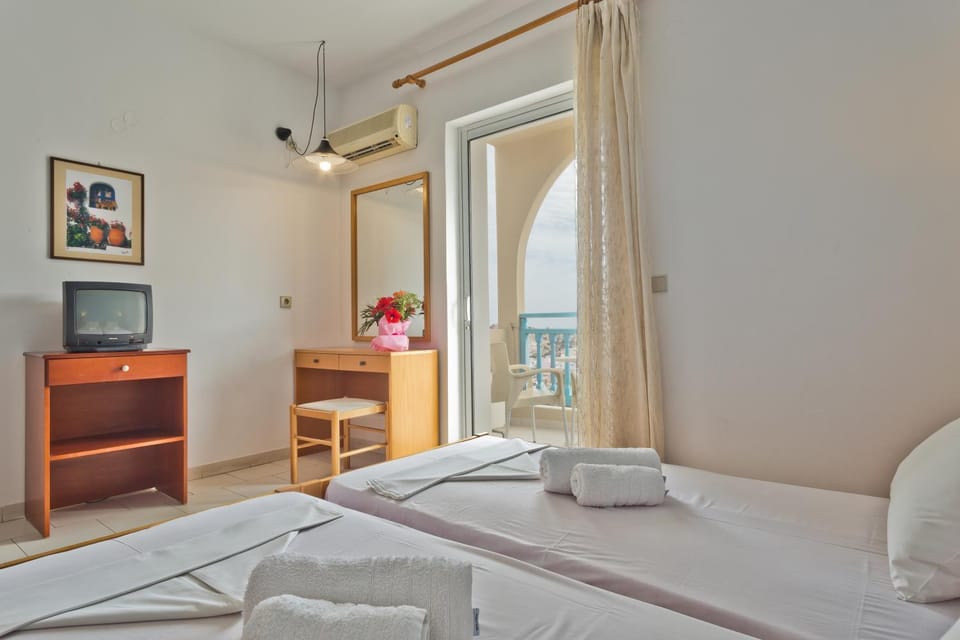 Bed, TV and multimedia, Balcony/Terrace, Bedroom