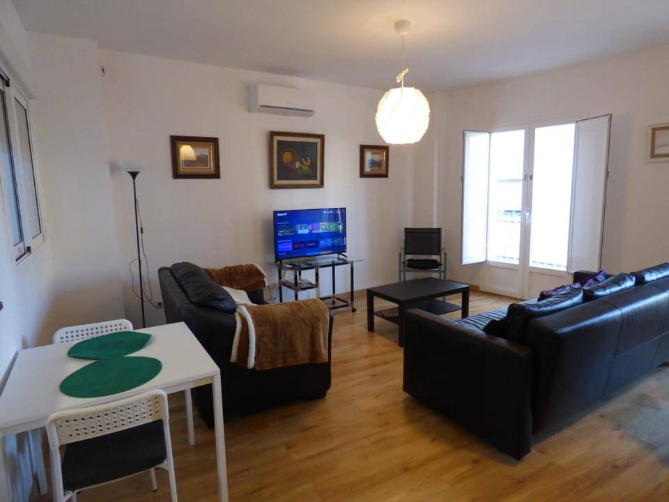 Communal lounge/ TV room, TV and multimedia, Dining area