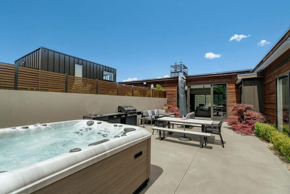 Ultimate Views Luxury House in Queenstown