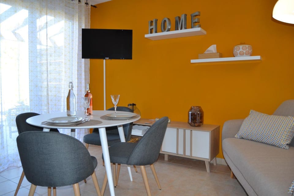 TV and multimedia, Living room, Dining area