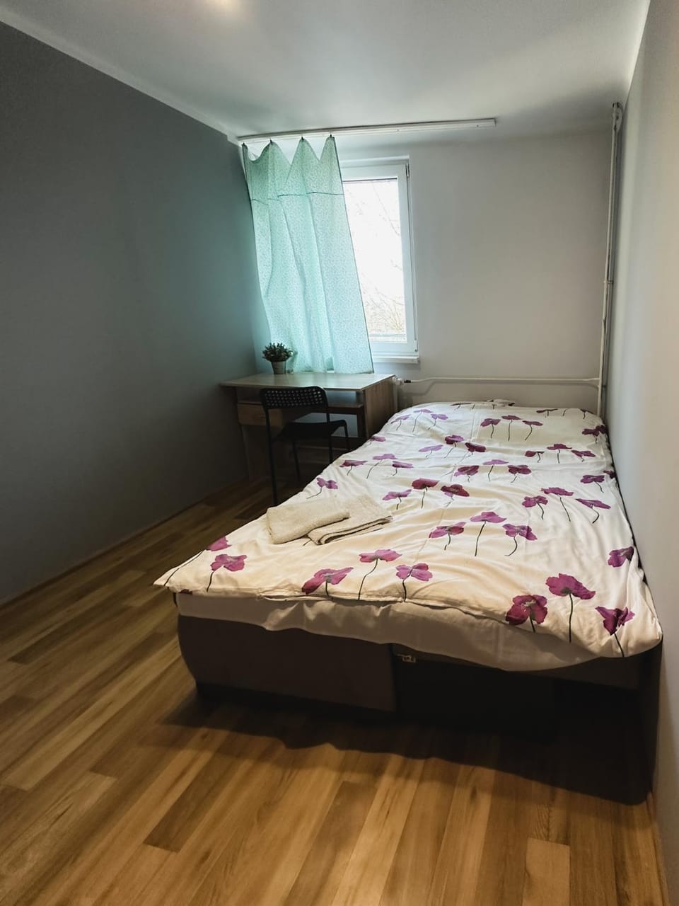Bed, Photo of the whole room, towels