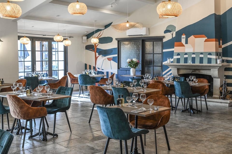 Restaurant/places to eat, Banquet/Function facilities, Dinner, fireplace, fireplace, air conditioner, air conditioner