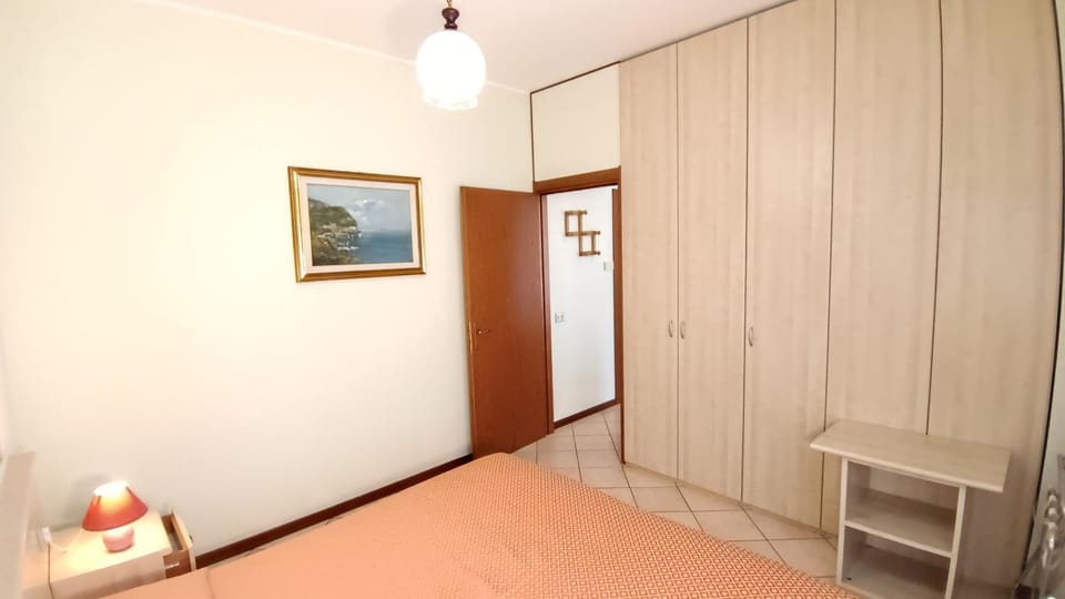 Photo of the whole room, Bedroom, wardrobe
