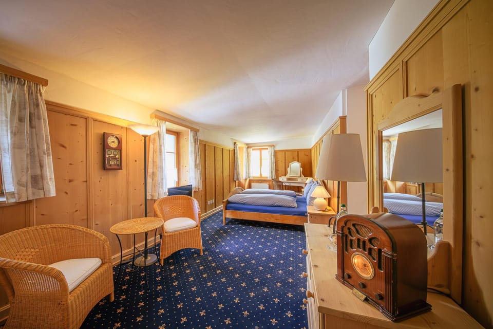 Bed, TV and multimedia, Living room, Photo of the whole room, Seating area, Bedroom, wardrobe