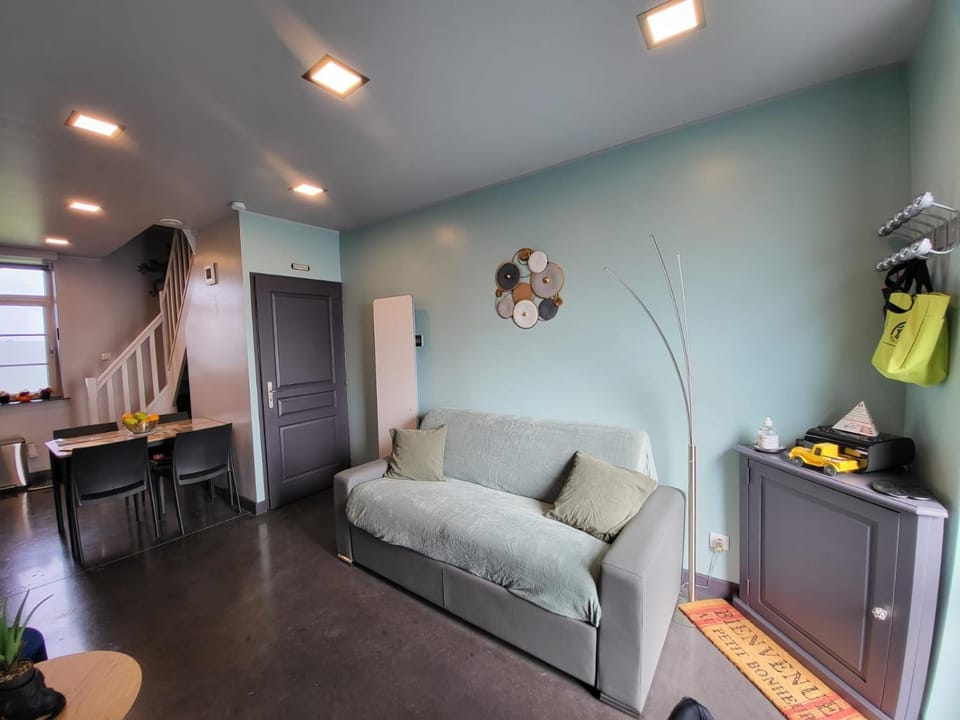 Toilet, TV and multimedia, Living room, Seating area