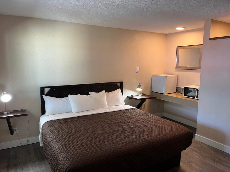 Bed, Bedroom, minibar