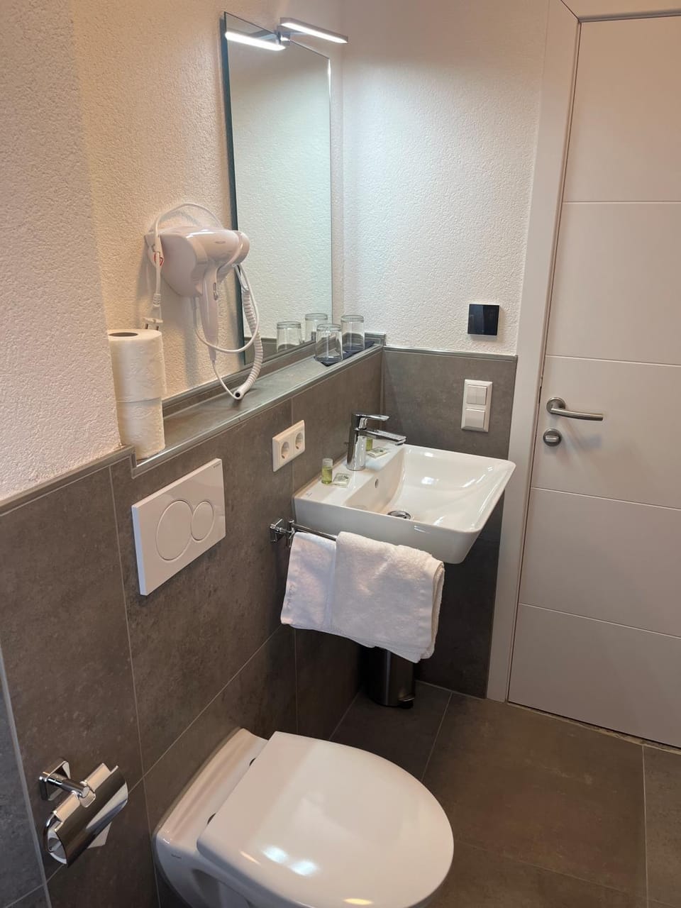 Toilet, Bathroom, towels