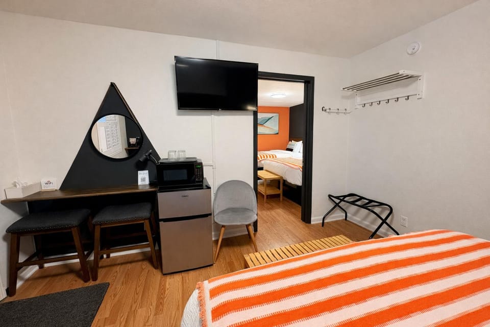 Bed, TV and multimedia, Photo of the whole room