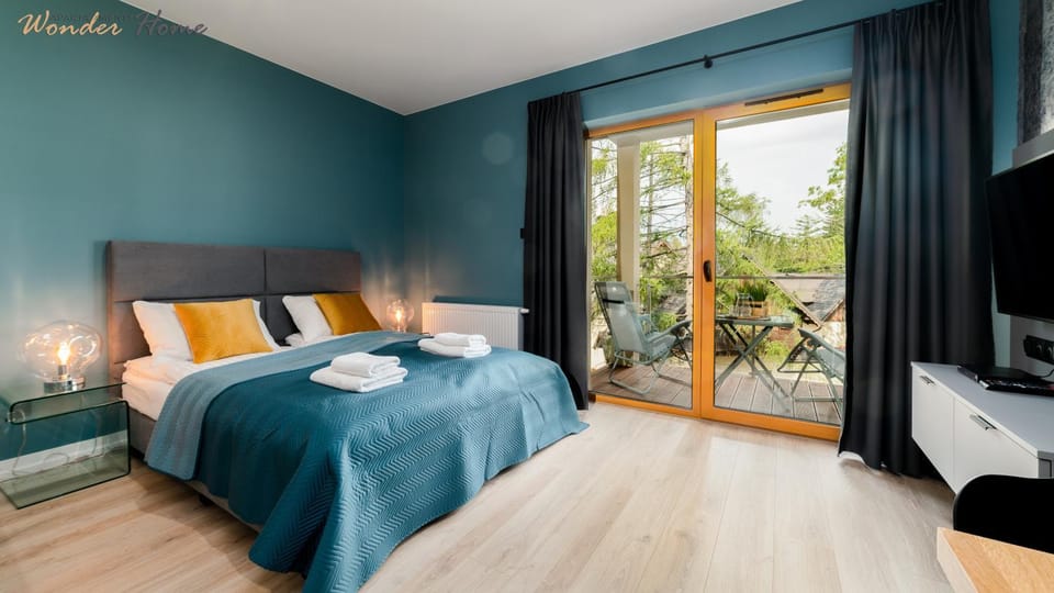 Bed, TV and multimedia, Photo of the whole room, Bedroom, towels