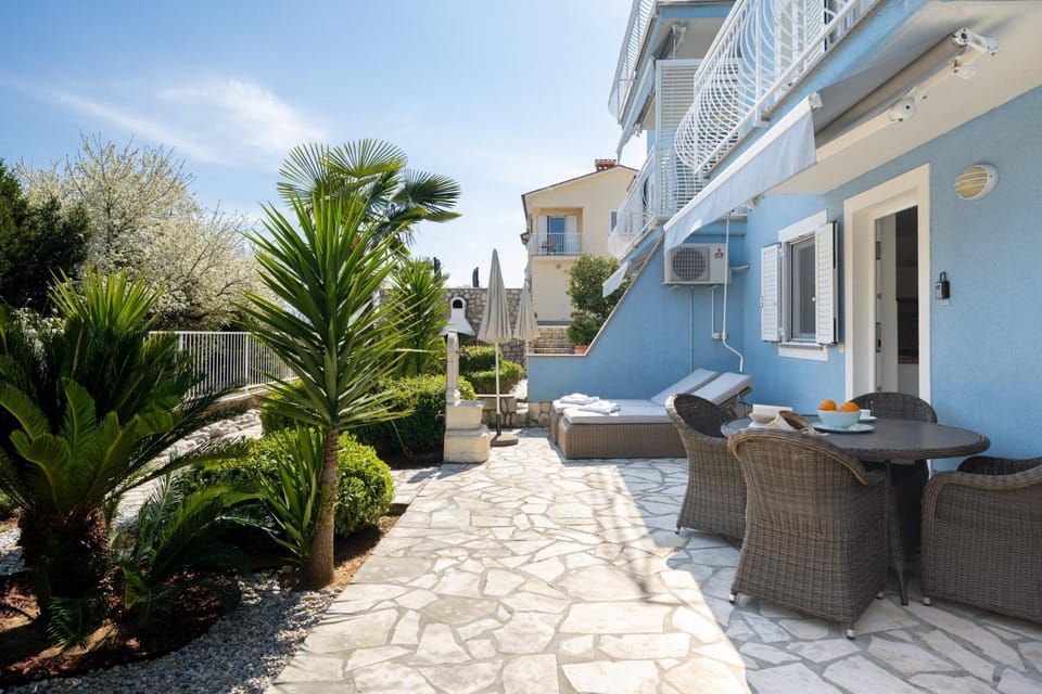 Property building, Patio, Day, Balcony/Terrace, Garden view