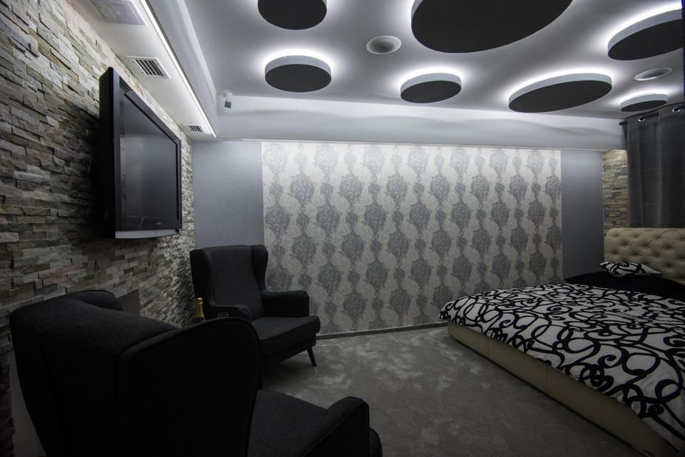 Bed, TV and multimedia, Living room, Seating area, Bedroom