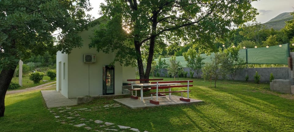 Property building, Spring, Day, Natural landscape, Garden, Dining area, Garden view