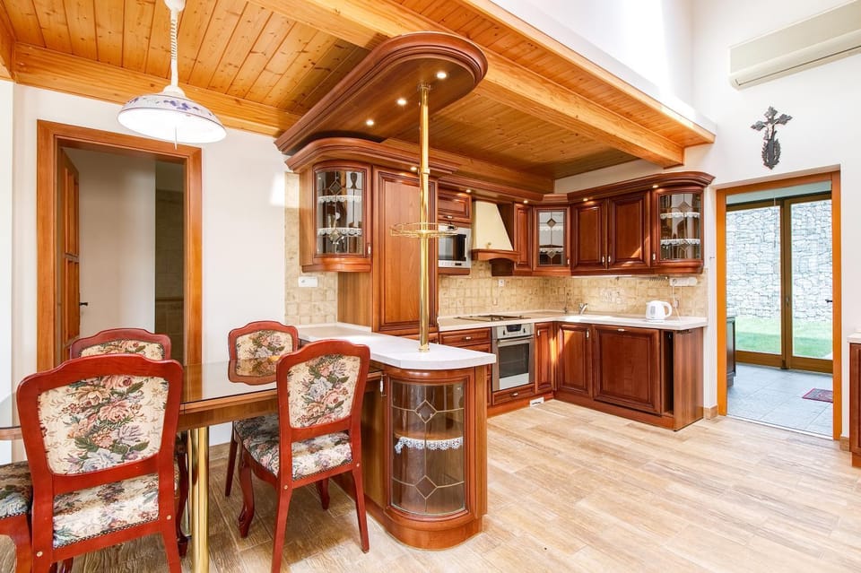 Kitchen or kitchenette, Dining area, Communal kitchen
