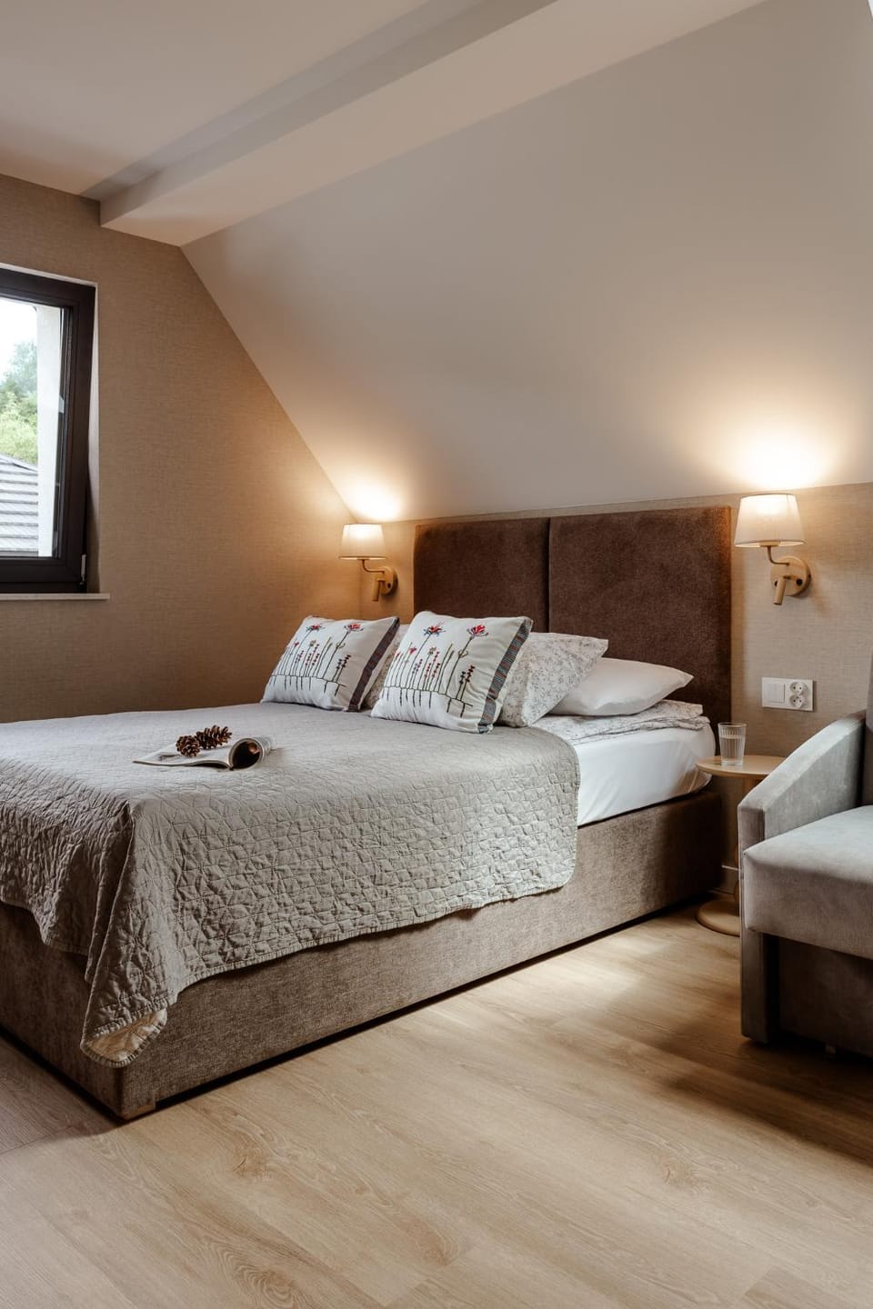 Bed, Photo of the whole room, Bedroom