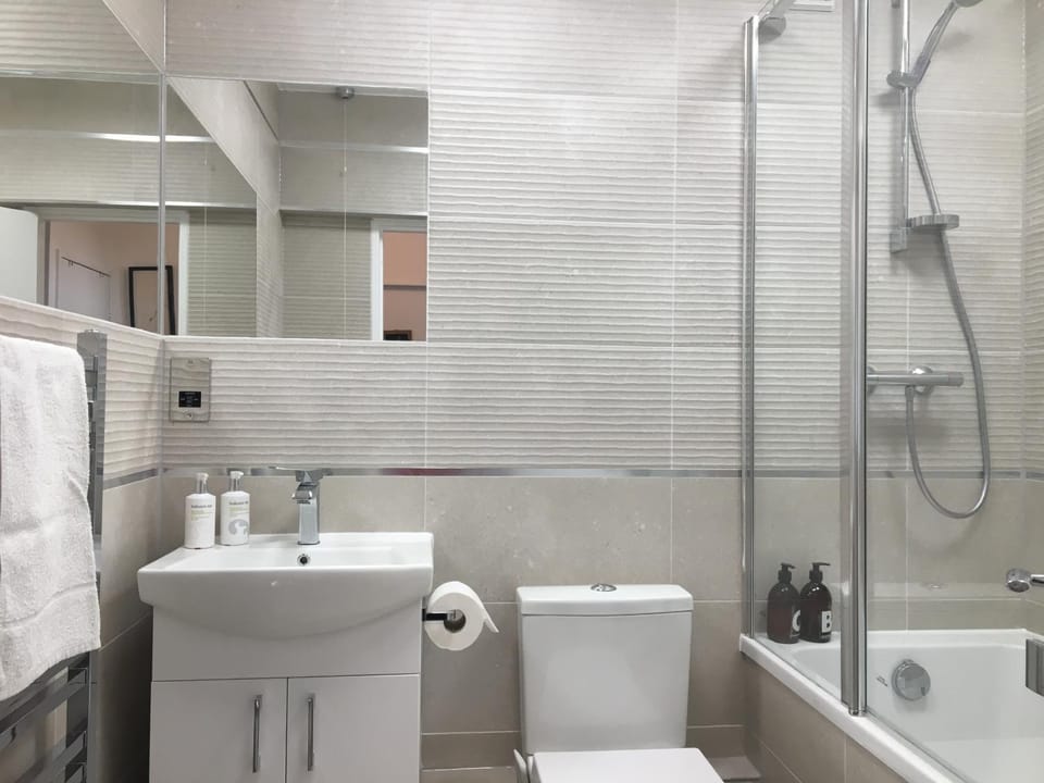 Shower, Toilet, Bathroom, Bath, towels
