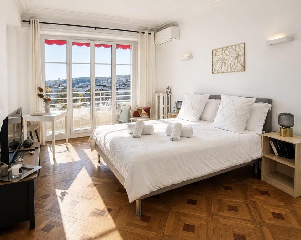 Bed, TV and multimedia, View (from property/room), Balcony/Terrace, Photo of the whole room, Bedroom