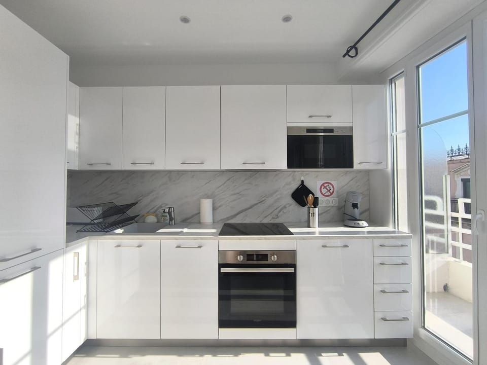 Coffee/tea facilities, Kitchen or kitchenette, dishwasher, stove, toaster