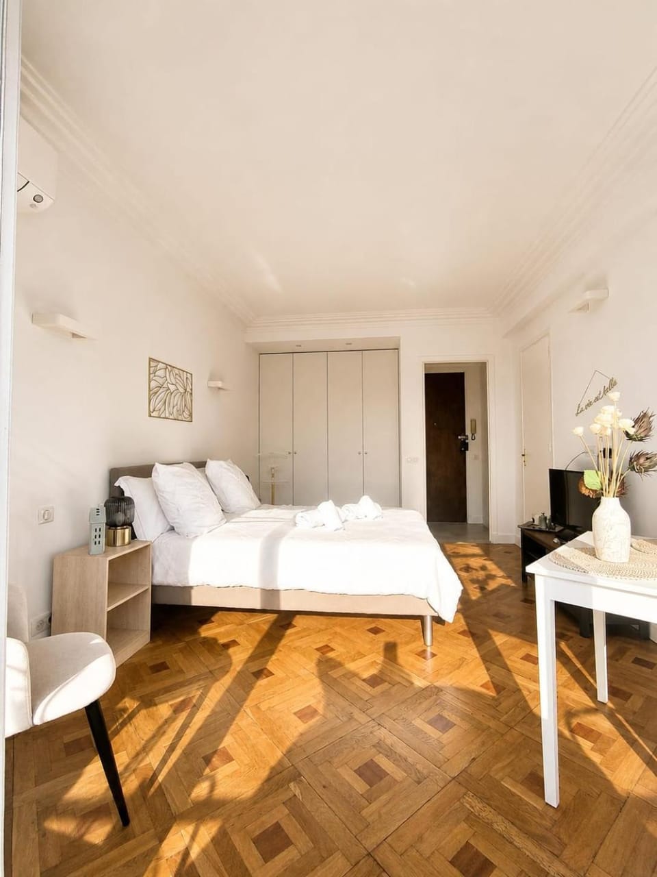 Bed, Photo of the whole room, Bedroom, towels