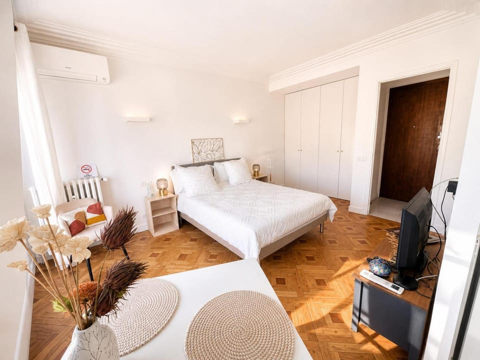 Bed, TV and multimedia, Photo of the whole room, storage