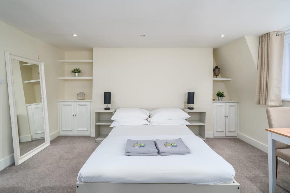 Regent Street & Piccadilly Circus - Stylish & Smart Soho Apartment - Perfect Location - Stairs Access Only - Over 25 Years In Age No Parties Apartment in City of Westminster