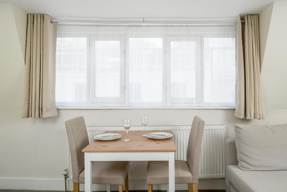 Regent Street & Piccadilly Circus - Stylish & Smart Soho Apartment - Perfect Location - Stairs Access Only - Over 25 Years In Age No Parties Apartment in City of Westminster