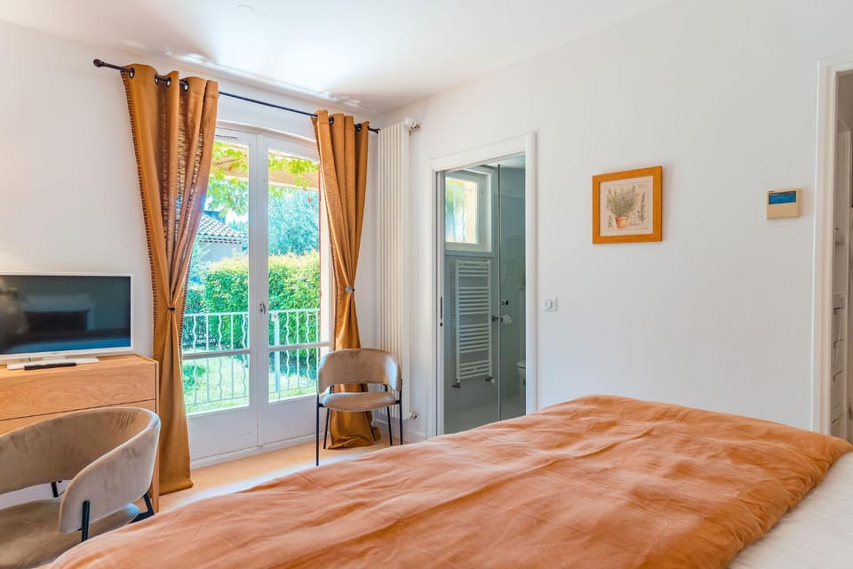 Bed, TV and multimedia, Bedroom