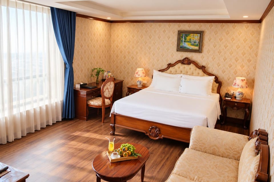 Bed, TV and multimedia, Photo of the whole room, Decorative detail, Seating area, Bedroom, City view, minibar