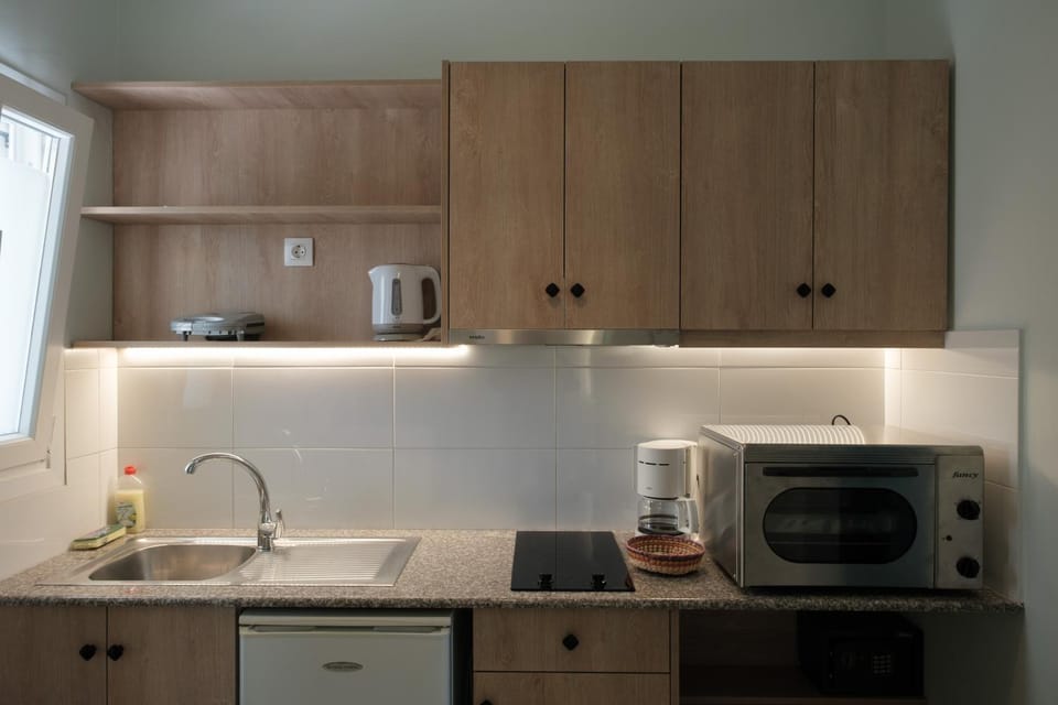 Coffee/tea facilities, Kitchen or kitchenette, stove, toaster