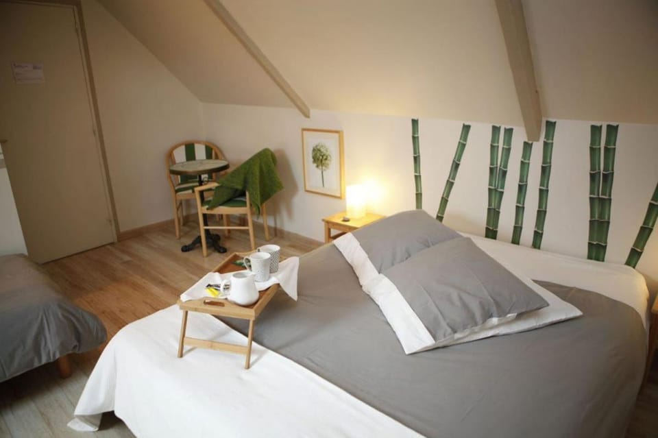 Bed, Photo of the whole room, Decorative detail, Pets, Family