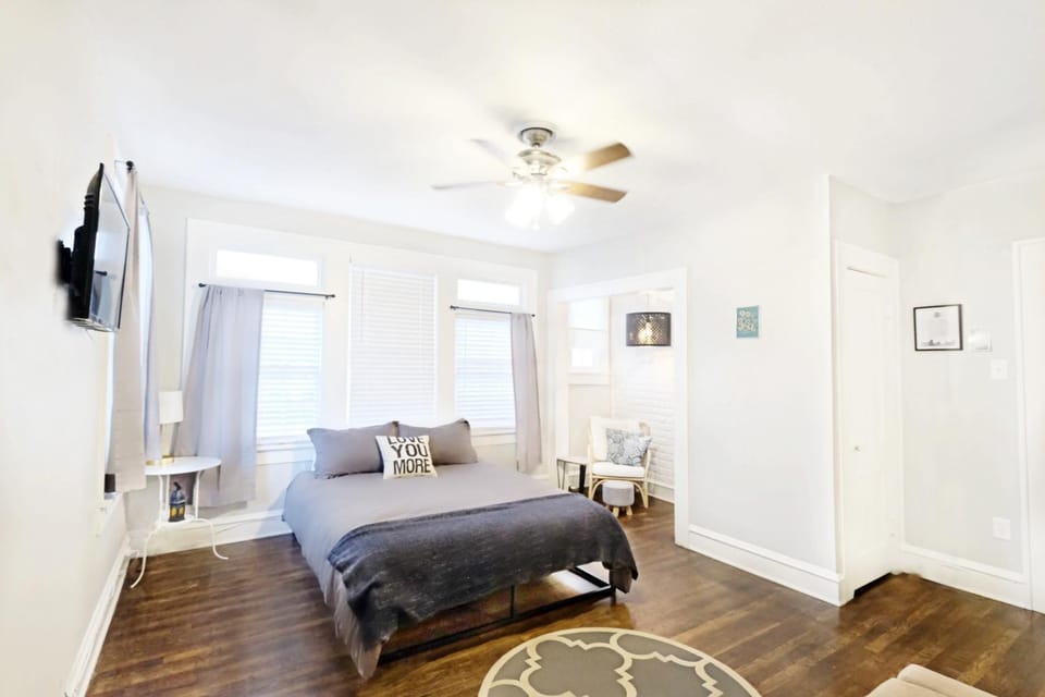 Local Hotspot SHELTER IN PLACE HERE! Apartment in Dallas