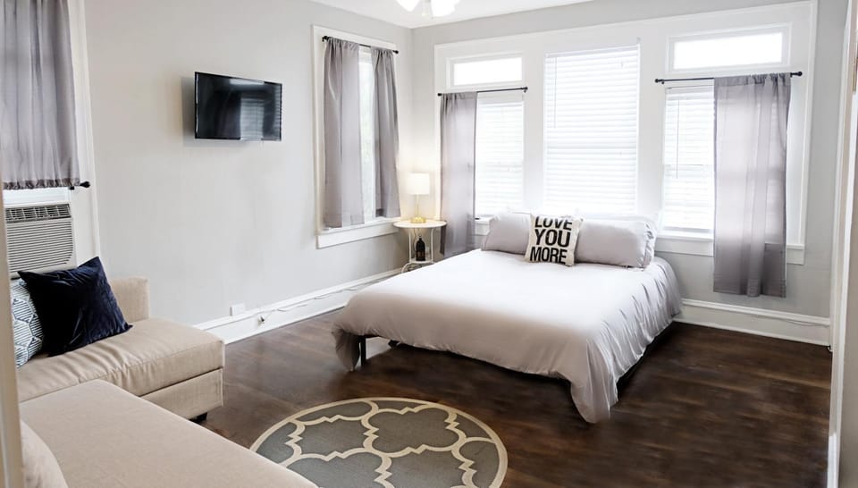 Local Hotspot SHELTER IN PLACE HERE! Apartment in Dallas