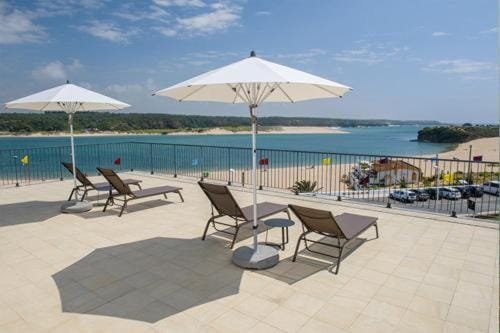 View (from property/room), Balcony/Terrace, Decorative detail, River view, Sea view, Street view
