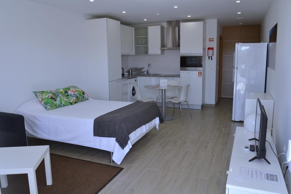 Bed, TV and multimedia, Coffee/tea facilities, Kitchen or kitchenette, Decorative detail, Seating area, Dining area, Beach, Bedroom, Garden view, Area and facilities
