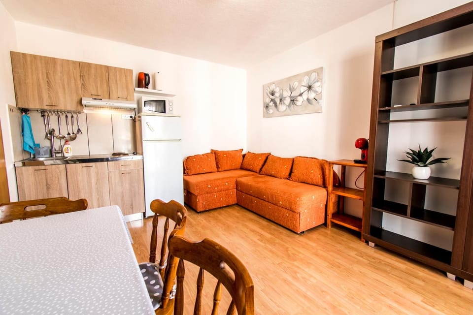 Kitchen or kitchenette, Living room, Seating area, Dining area