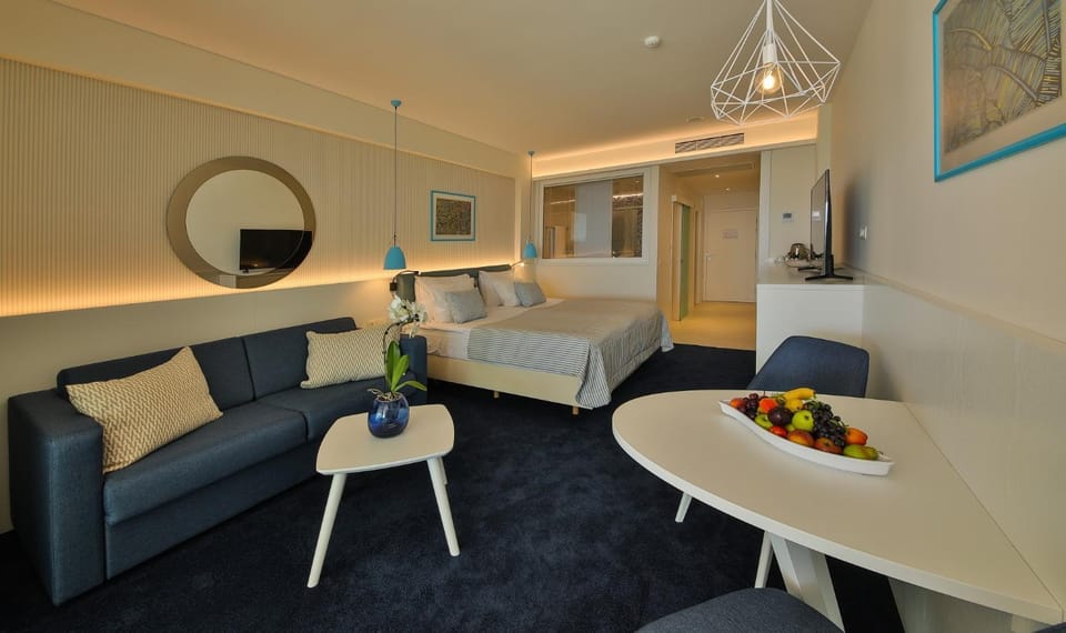 Bed, Living room, Photo of the whole room, Decorative detail, Seating area, Dining area, Bedroom