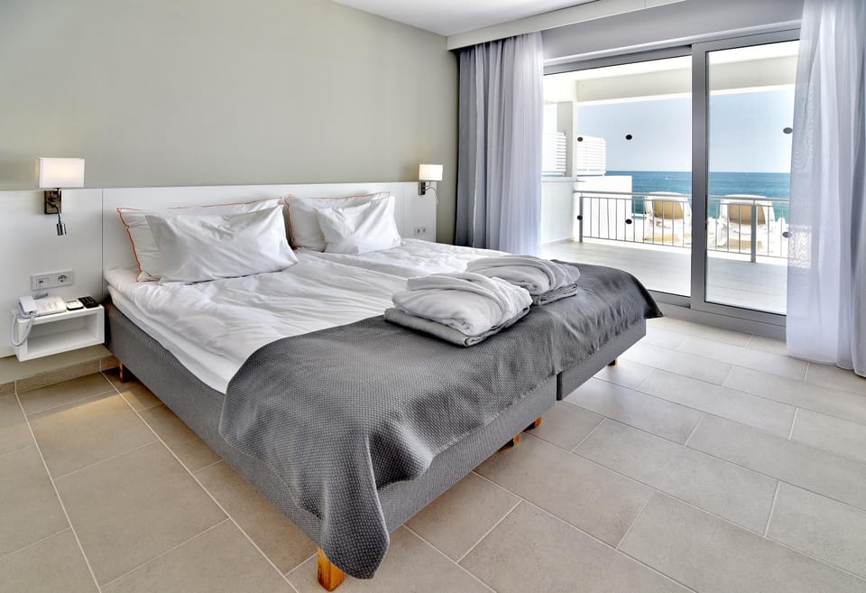 Bed, Balcony/Terrace, Photo of the whole room, Bedroom, Sea view, towels