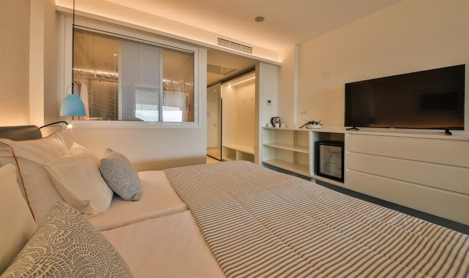Bed, TV and multimedia, Photo of the whole room, Seating area, Evening entertainment, Bedroom
