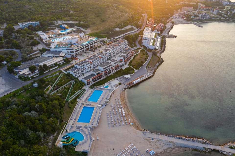 Day, Neighbourhood, Natural landscape, Bird's eye view, Beach, Pool view, Sea view, Swimming pool, Sunrise