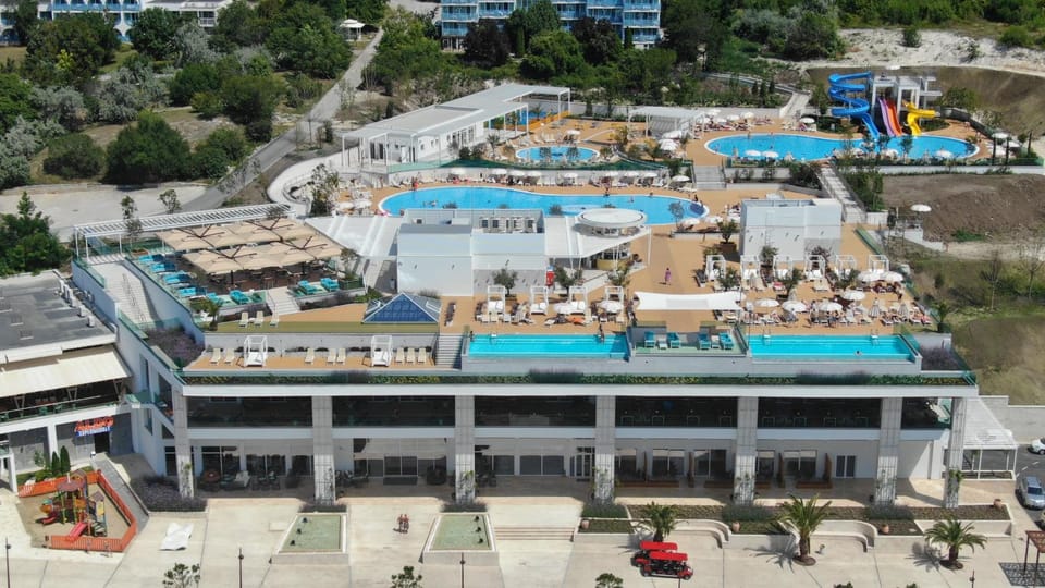 Property building, Day, Bird's eye view, Aqua park, Pool view, Swimming pool, Location, sunbed