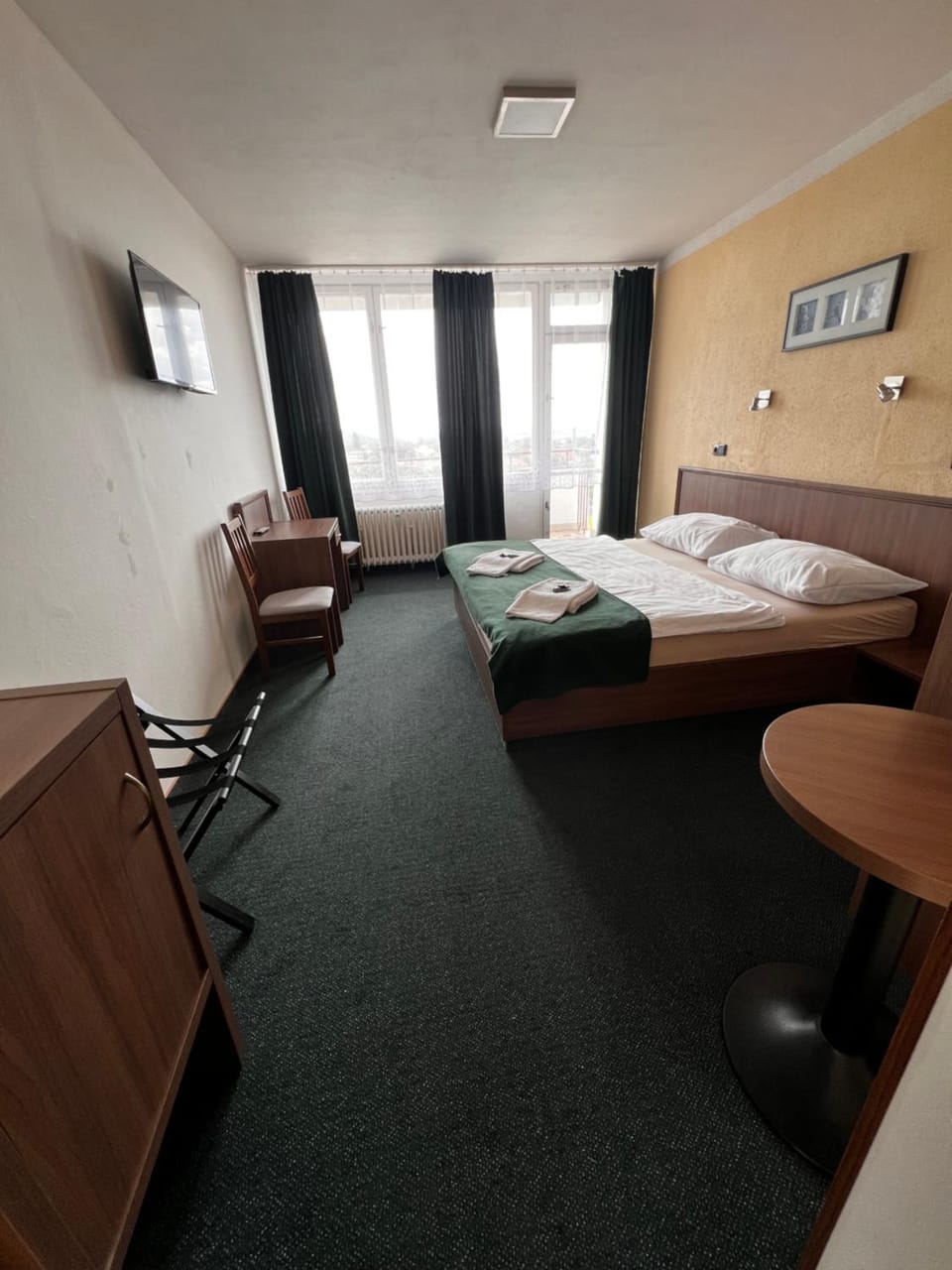 Bed, TV and multimedia, Seating area, Bedroom