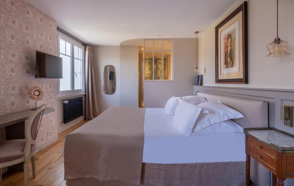 Bed, TV and multimedia, Photo of the whole room, Bedroom