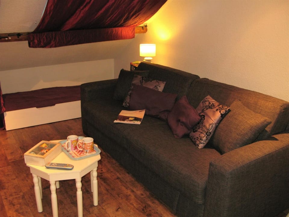 Property building, Seating area, Dining area, Breakfast