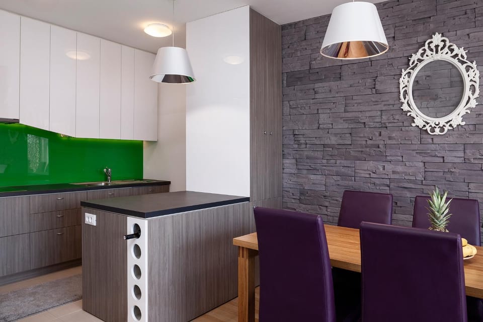 Kitchen or kitchenette, Dining area