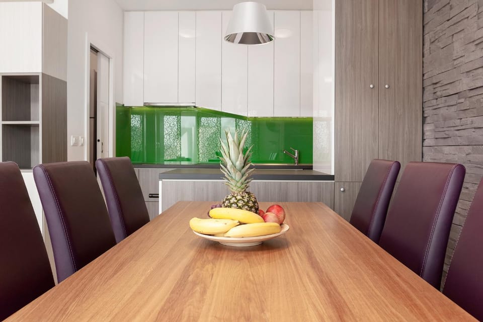 Kitchen or kitchenette, Dining area
