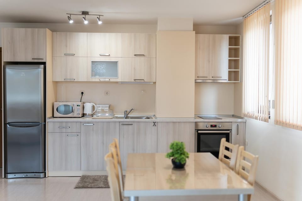 Kitchen or kitchenette, Dining area, oven