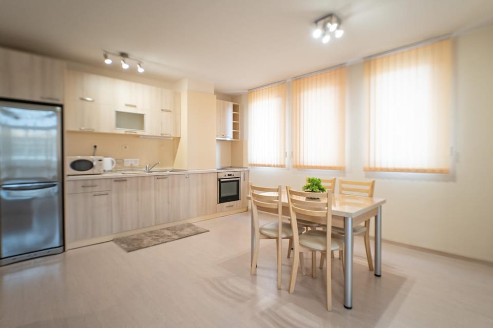 Kitchen or kitchenette, Dining area, oven