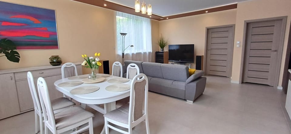 Communal lounge/ TV room, TV and multimedia, Living room, Seating area, Dining area, Evening entertainment